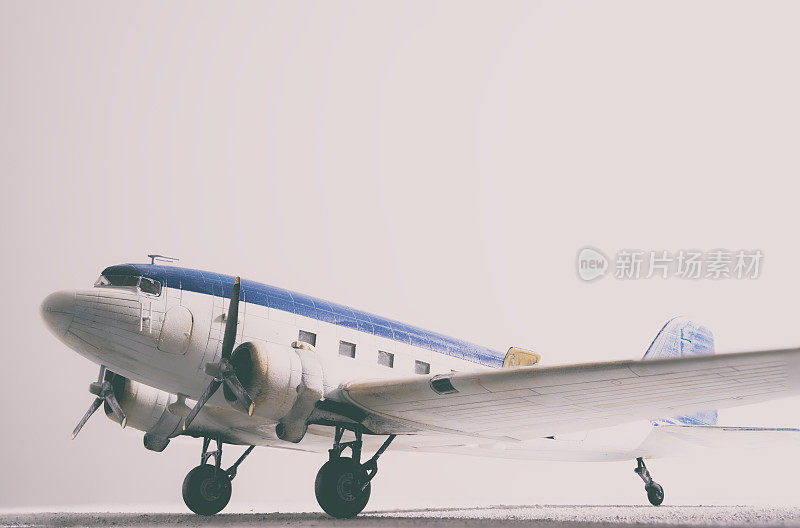 模型DC-3 Dakota在一个白色的背景